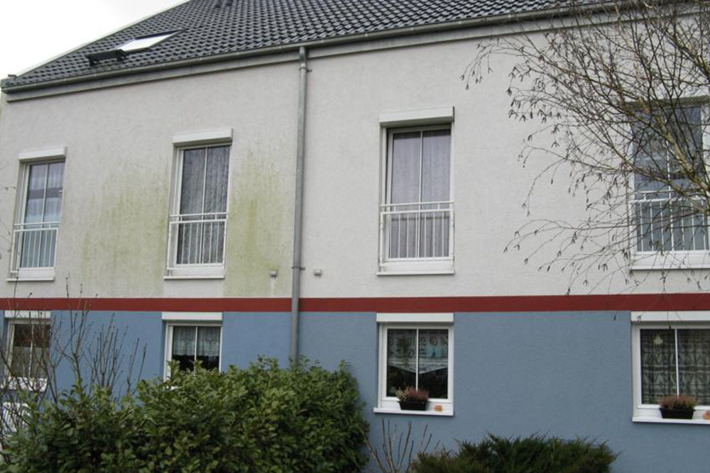 Mehrfamilienhaus Teilreinigung der Fassade