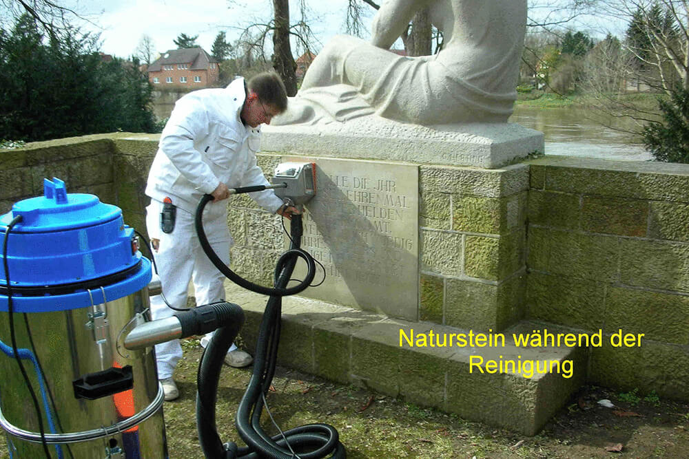 Graffitientfernung - Denkmal Naturstein während der Reinigung