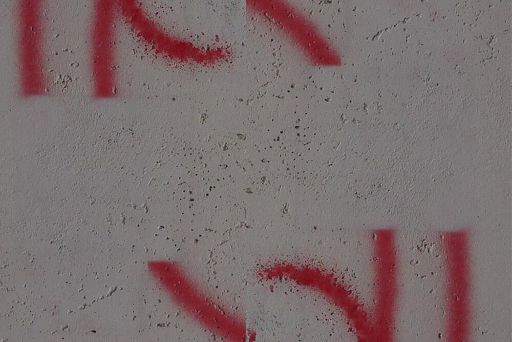 Graffitientfernung an einer Betonwand