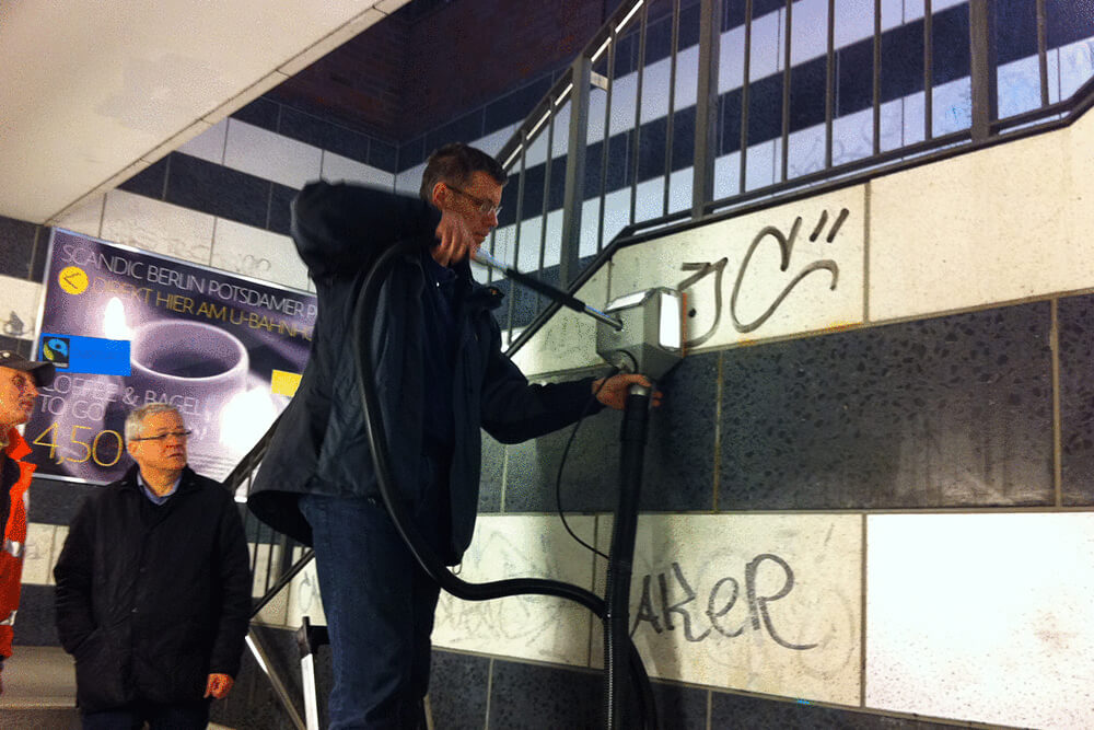 Graffitientfernung im Bahnhof