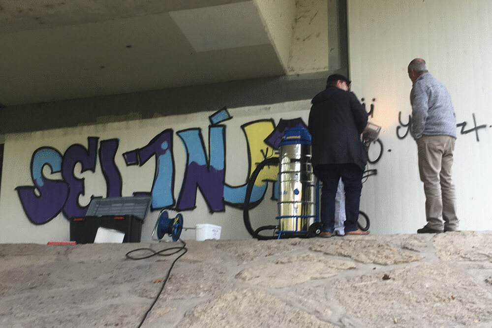 Graffitientfernung unter einer Brücke bei Heilbronn