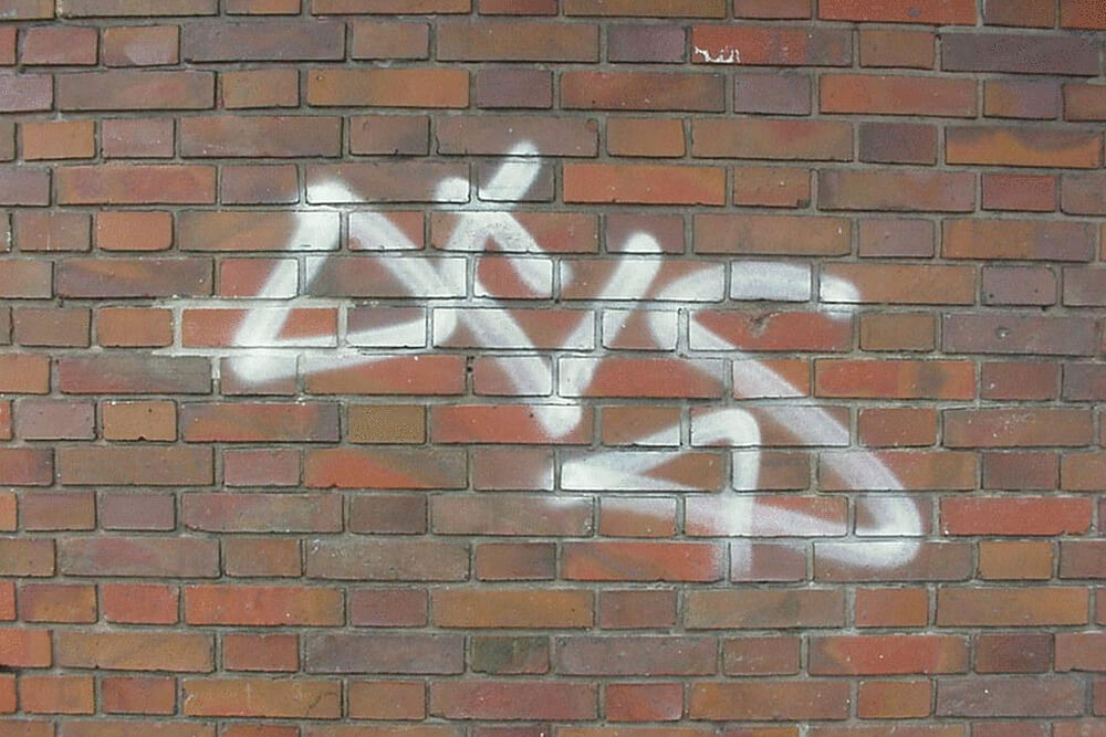 Graffiti an einer Klinkerwand