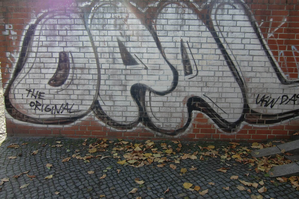 Graffiti an einer Klinkerwand Kita vorher