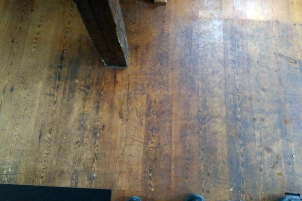 Holzboden vor der Reinigung