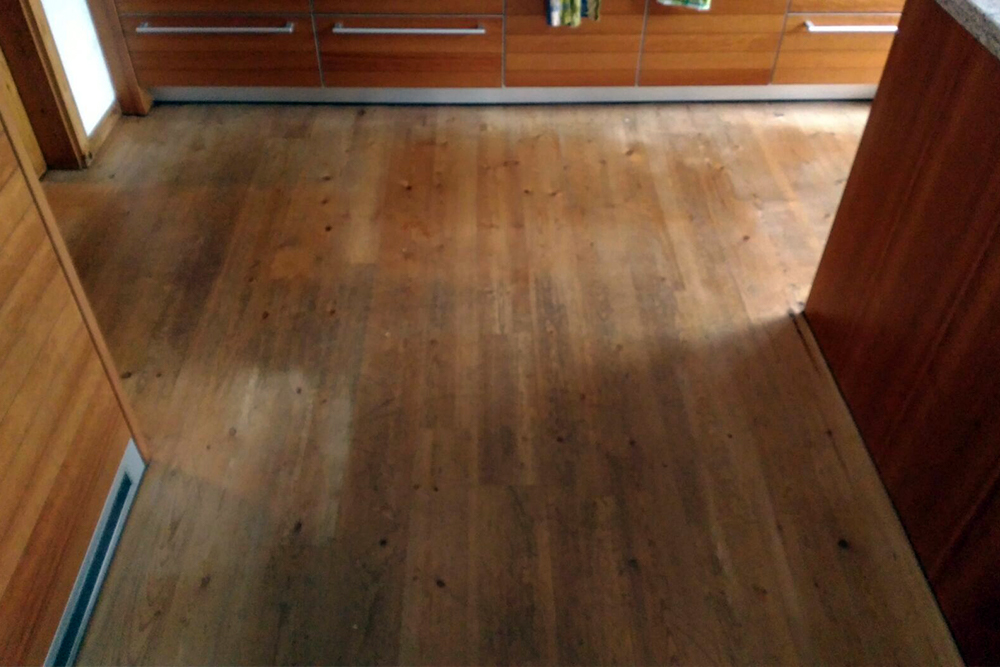 Holzboden in der Küche vorher